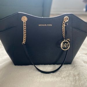New Michael Kors purse never used.